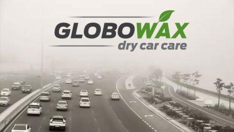 SISLI_HAVALARDA_DIKKAT_EDILMESI_GEREKENLER_01_GLOBOWAX_DRY_CAR_CARE Bright headlights of a car driving on foggy winter road